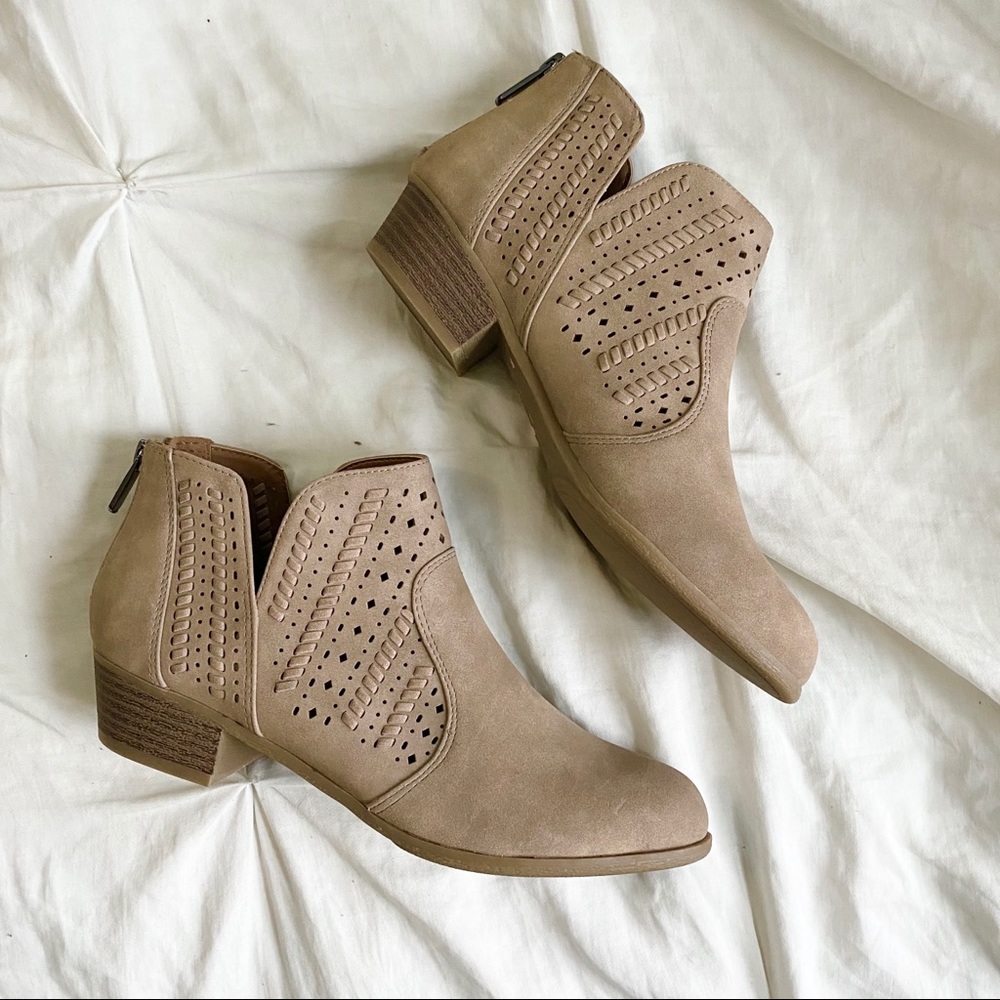 ↠NWOT↞ Tan Booties
